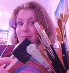 Femke with paint brushes